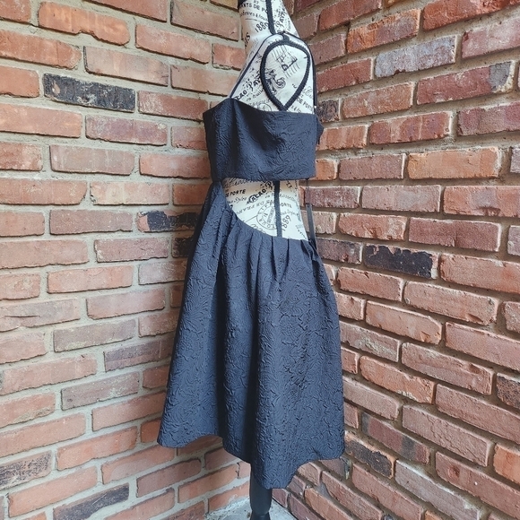 GIANNI Bini NWT Cassie Textured Square Neck Sleeveless Cut Out Dress Size 12 - Picture 6 of 11